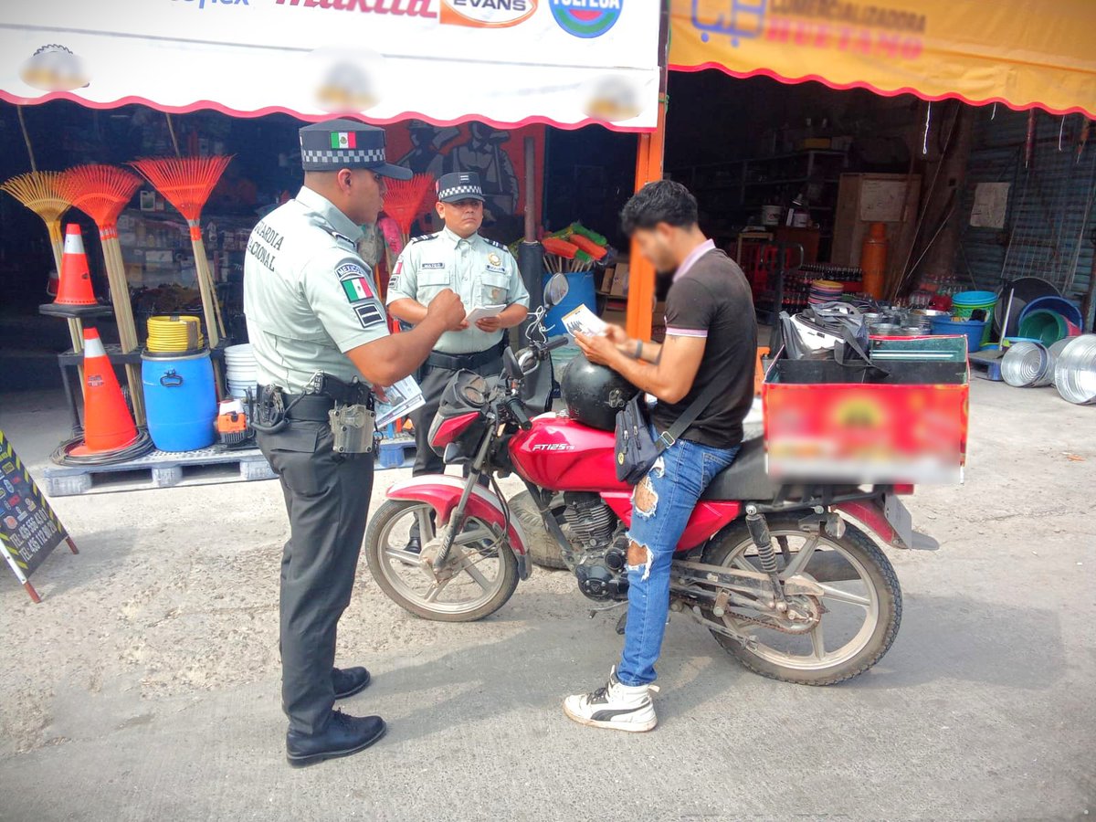 GN_MEXICO_'s tweet image. Con objeto de brindar seguridad a la población y proporcionar el número de atención ciudadana 088, integrantes de la #GuardiaNacional realizan recorridos preventivos y de proximidad social en calles y colonias de diversos municipios de #Michoacán. Con estas acciones se fomenta la