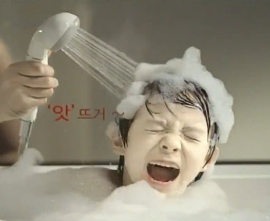 ทุกคนว่าโน่ดีใจมั้ยที่ได้เล่นน้ำ … 🤔 รุ่นนี้แอบเอาเท้าจุ่ม บอกแม่ว่าไม่ลงๆเอาเท้าแช่เฉยๆ