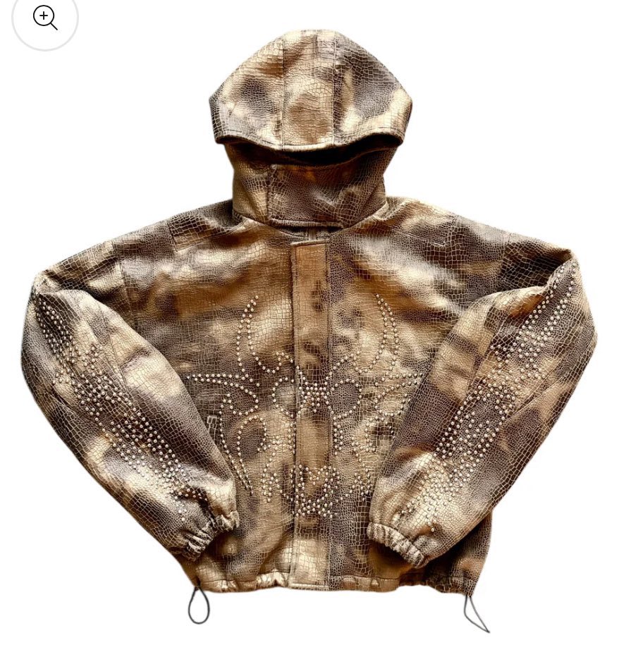 lngshotstyle's tweet image. 260427 #LOUIS ICN AIRPORT
CHEW FOREVER - STUDDED REPTILIAN JACKET

photo credit: @KIKI_5661 

*same as 260209

#롱샷 #루이