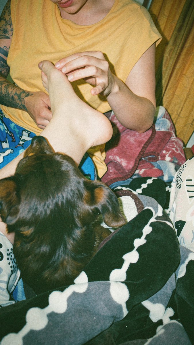 Explíquenme como no amar a esta señora si es que incluso me cuida hasta mis heridas de fiesta (?) eres todo para mi <a href="/_sancheezp/">T A T</a>. Tu, que me dures toda la vida.