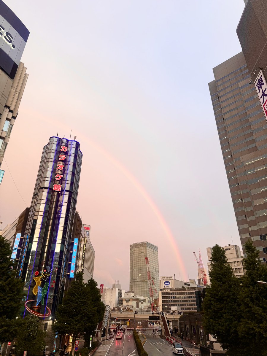 sloppy_tmpg's tweet photo. 綺麗〜って虹を撮ってて、ふと後ろみたら後ろも綺麗だった🌈🫧

#日常垢 https://t.co/d9R0pXv8jI