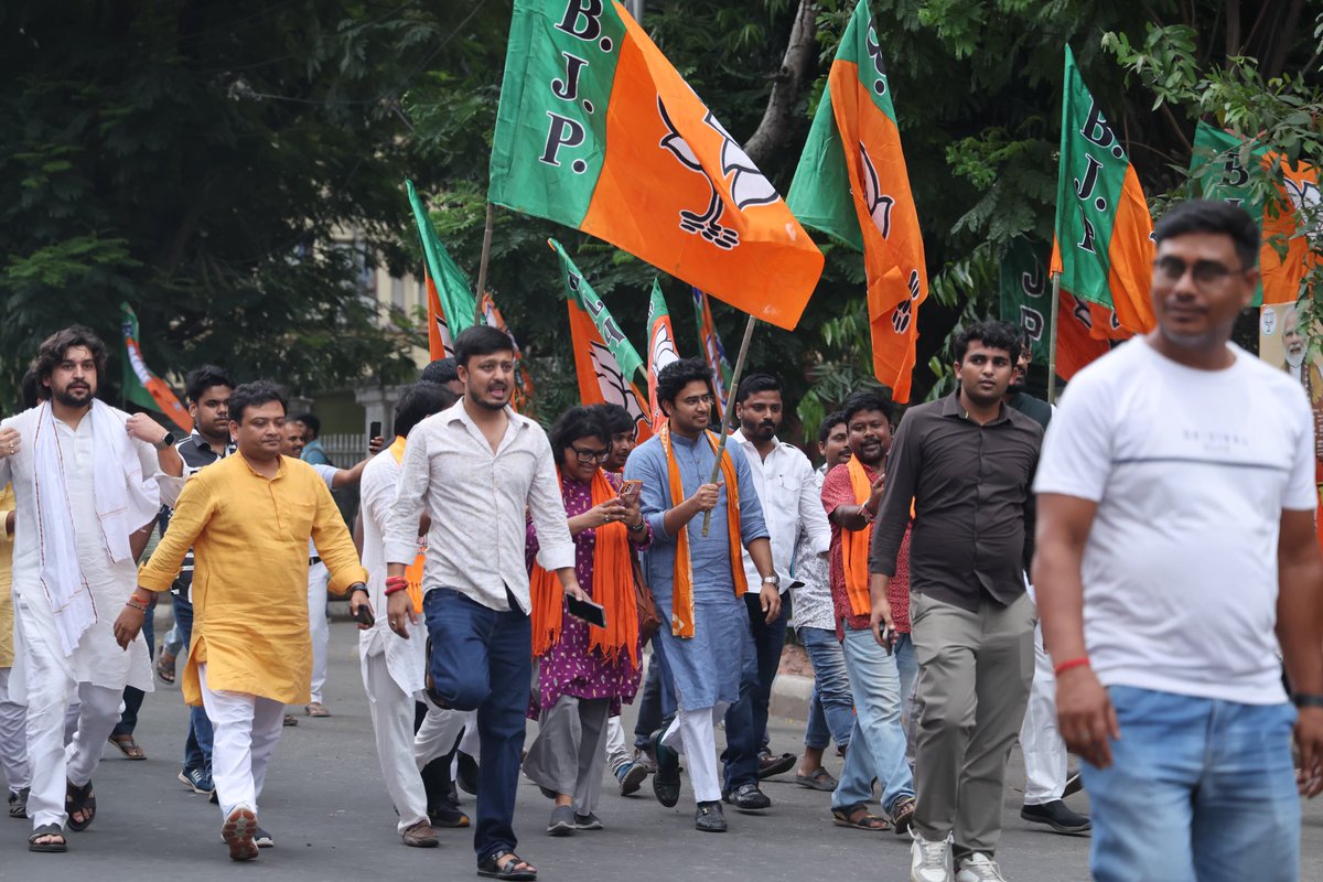 Tejasvi_Surya's tweet photo. BJP is winning Bhawanipur 🔥 

The whole city seemed to have come out on the streets to support Shri @SuvenduWB Ji. 

The energy was electric. Office goers to street vendors to women with their children - all welcoming BJP karyakartas on the streets with great fervour. https://t.co/CCamuyVV5K