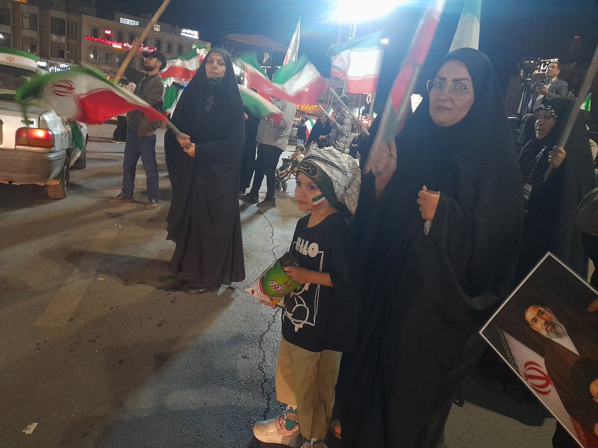 ایرانِ امام رضا یعنی یه دل بزرگ، یه سفر مقدس،  
یعنی جاده‌ای که با ماه حرف می‌زنه، با اشک و لبخند همسفر می‌شی،  
یعنی اون لحظه‌ای که مادر با دلی مطمئن می‌گه: (خودِ امام رضا نگهدارت باشه عزیزم)

#ایران_امام_رضا 
#صحن_رضا_جان