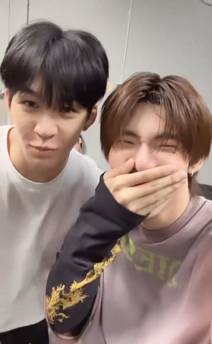 j. 🧦🌈 tweet media