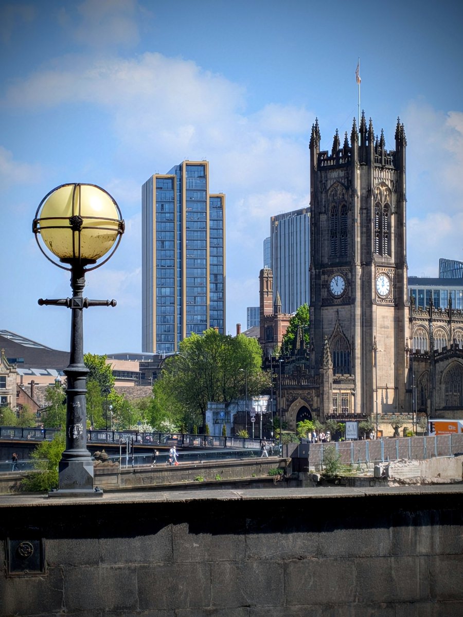 snapz_mcr's tweet image. A view of Manchester Cathedral today.
#manchester