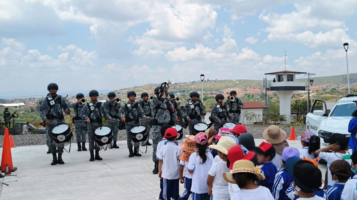GN_MEXICO_'s tweet image. ¡Nuestro compromiso es fortalecer vínculos con la población! En la 356/a. Compañía de la #GuardiaNacional en #Oaxaca recibió en sus instalaciones a niñas y niños de una escuela de nivel básico. Mediante la exhibición de uniformes y vehículos, se dieron a conocer las acciones que