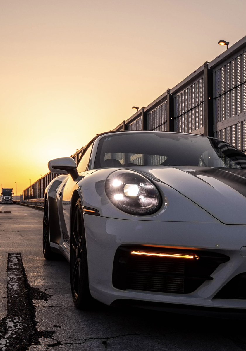 ストライプ1号（992カレラ4GTS） tweet media