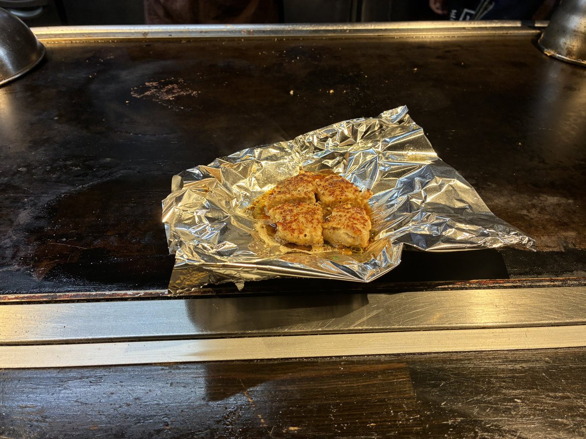 k940958's tweet photo. 久々、愛媛出張👜
夕食は鉄板焼きに😋
カウンターに座って🍺
えっ！オッさんにハンバーグをサービスですか！ありがとうございます🙇
美味しかったー🙌
※写真へた😂
店員ｻﾝ若くて感じ良かったよー👍
ポケgo要素無いけど、帰りに愛媛のポケ蓋2箇所回れるかなー☺️ https://t.co/7wXUfYhlOe