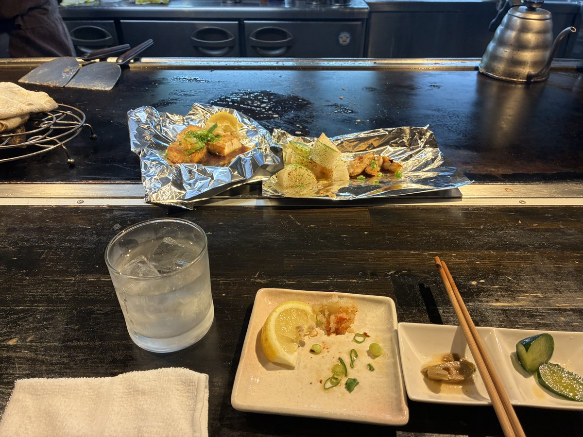 k940958's tweet photo. 久々、愛媛出張👜
夕食は鉄板焼きに😋
カウンターに座って🍺
えっ！オッさんにハンバーグをサービスですか！ありがとうございます🙇
美味しかったー🙌
※写真へた😂
店員ｻﾝ若くて感じ良かったよー👍
ポケgo要素無いけど、帰りに愛媛のポケ蓋2箇所回れるかなー☺️ https://t.co/7wXUfYhlOe