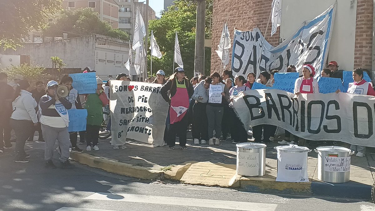 laumarcoreok's tweet photo. Convocan a movilizar hacia nuestra sede de @LLACorrientes en Corrientes. No somos el Estado: somos un partido político. Ya pedimos al Ministerio de Seguridad @adangayaok que actúe y garantice la integridad de las personas. No vamos a tolerar intimidaciones.
@SPettovelloOK @KarinaMileiOk @JMilei @MenemMartin @lisandroalm
