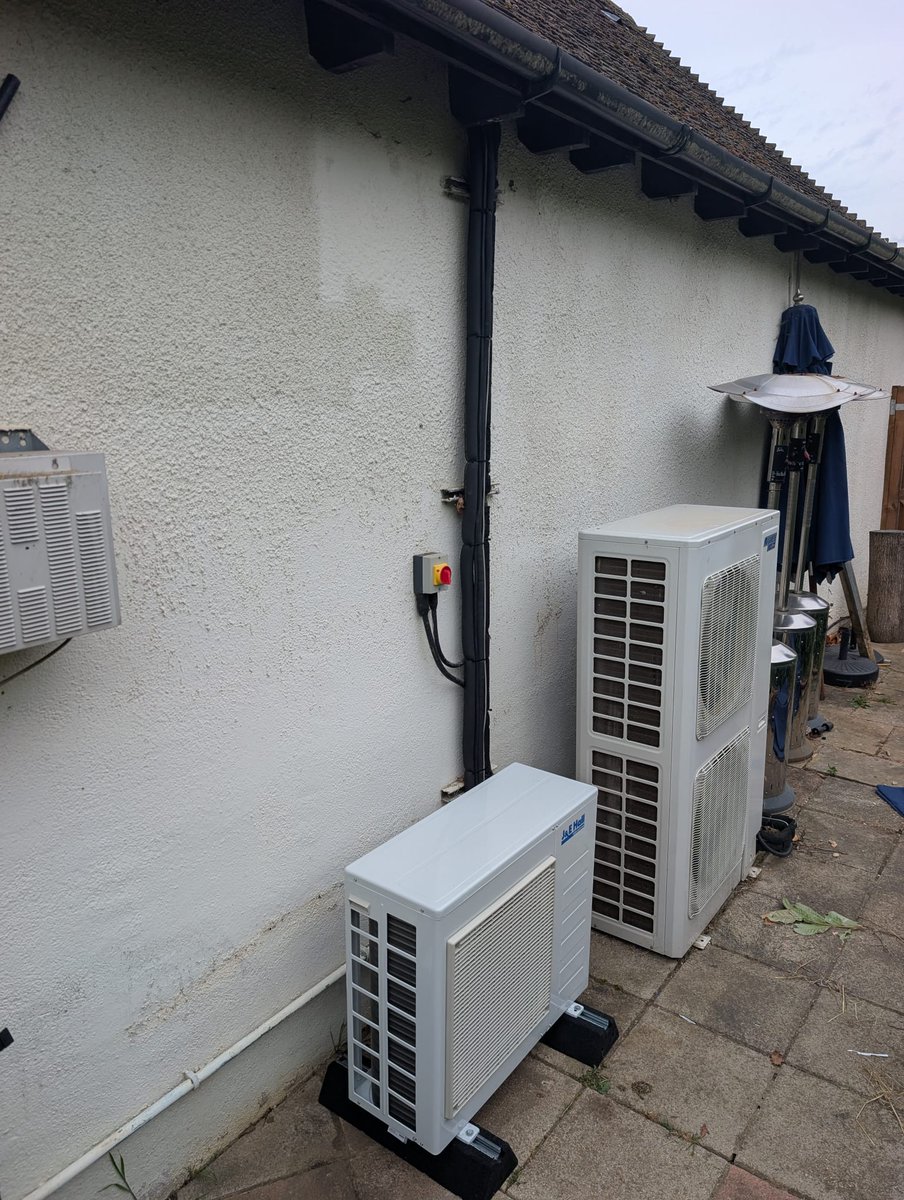 celsiusref's tweet photo. Great install at @bramleygolfclub Thanks to @TFSolutions1 &amp; @jehallfridge for your help and support as always. Job turned around within 5 working days for the client. We can even do quicker if required. #thrivingunderpressure #Commercialrefrigeration #refrigeration #surreyhills https://t.co/v7vsm6roTD