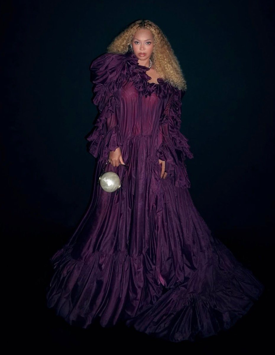 spinorbinmusic's tweet image. Beyoncé stunning in new photos ahead of her Met Gala return and we are ALREADY losing it! 😍🔥✨ 

First appearance in 10 YEARS and she’s coming as CO-CHAIR?! Queen behavior ONLY! 👑💅
#Beyonce #MetGala2026