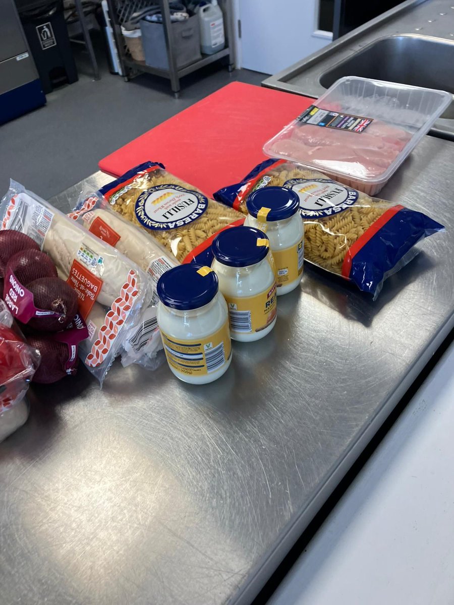 RRR_LUF's tweet image. One Pot Cooking 🍲✨

A lovely session making a chicken and mayo pasta dish together. Plenty of teamwork, connection, and great conversation along the way. Simple cooking, shared moments, and a real sense of community.

#RedRoseRecovery #RootsCommunity #Connection #Wellbeing