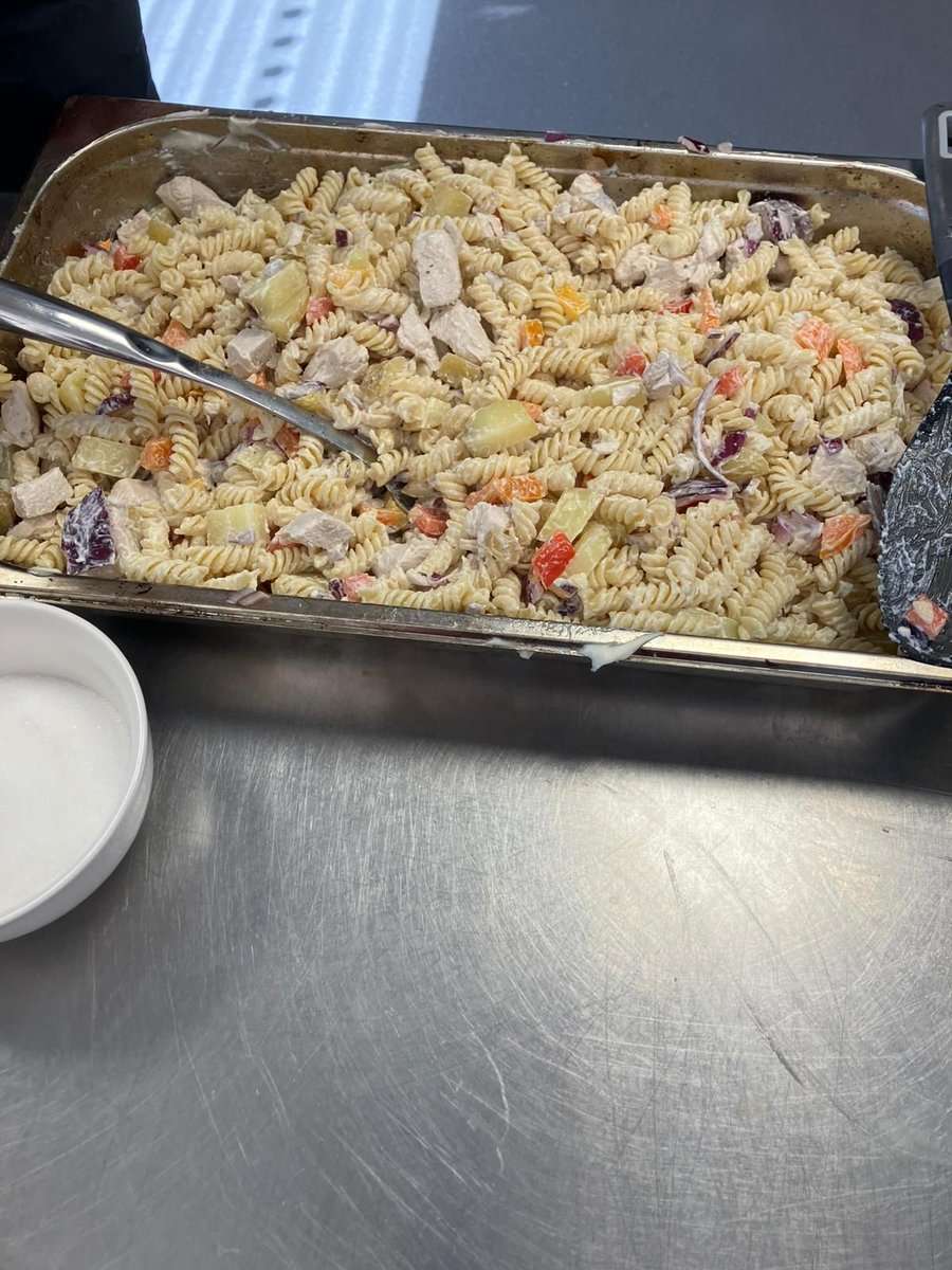 RRR_LUF's tweet image. One Pot Cooking 🍲✨

A lovely session making a chicken and mayo pasta dish together. Plenty of teamwork, connection, and great conversation along the way. Simple cooking, shared moments, and a real sense of community.

#RedRoseRecovery #RootsCommunity #Connection #Wellbeing