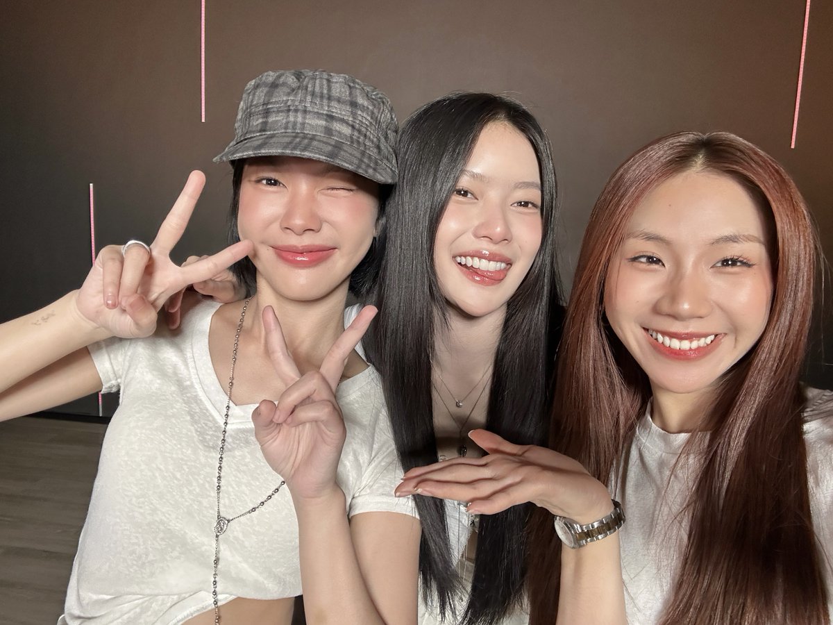 PIXXIEofficial_'s tweet image. ทุกคนได้ดู ‘PiXXiE - Shake! | DANCE PRACTICE’ รึยางงง ดูแล้วแกะท่ามาอวดใน #Shake_Challenge หน่อยน้าาา อยากเห็น ๆๆ 𑅒 ̑𑅵❨˃͈꙼ꡧ˂͈꙼❩ꧦ　

🔗 youtu.be/nZ44hFceBYI

#PiXXiE_Shake 
#PiXXiE #Shake