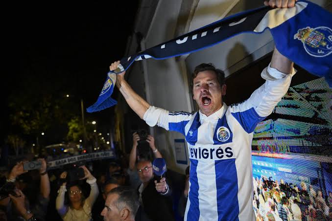 2 anos do maior acto de democracia da história do <a href="/FCPorto/">FC Porto</a>.
2 anos do momento em que os sócios deixaram de olhar só para trás e para um grandioso passado e quiseram olhar para o futuro.
A recompensa tem sido evidente e será coroada este sábado. 
A era do Dragão não tem fim.