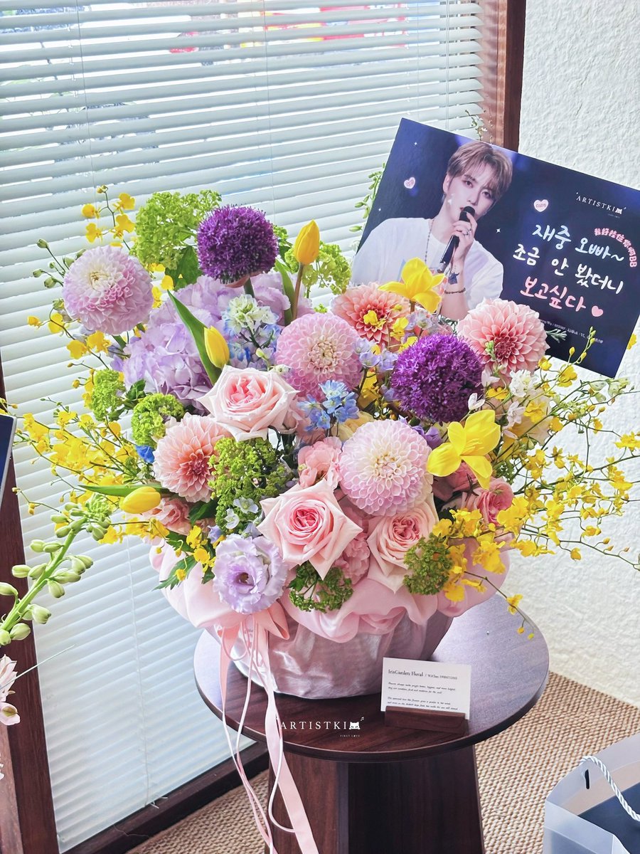 ARTISTKIM0126's tweet photo. 260425

2026 KIM JAE JOONG FANMEETING in GUANGZHOU 

Flowers for JJ ♡

@bornfreeonekiss 🌷

#김재중 #재중 #KIMJAEJOONG
#JAEJOONG #ジェジュン #金在中 https://t.co/90Qwfmq1Vl
