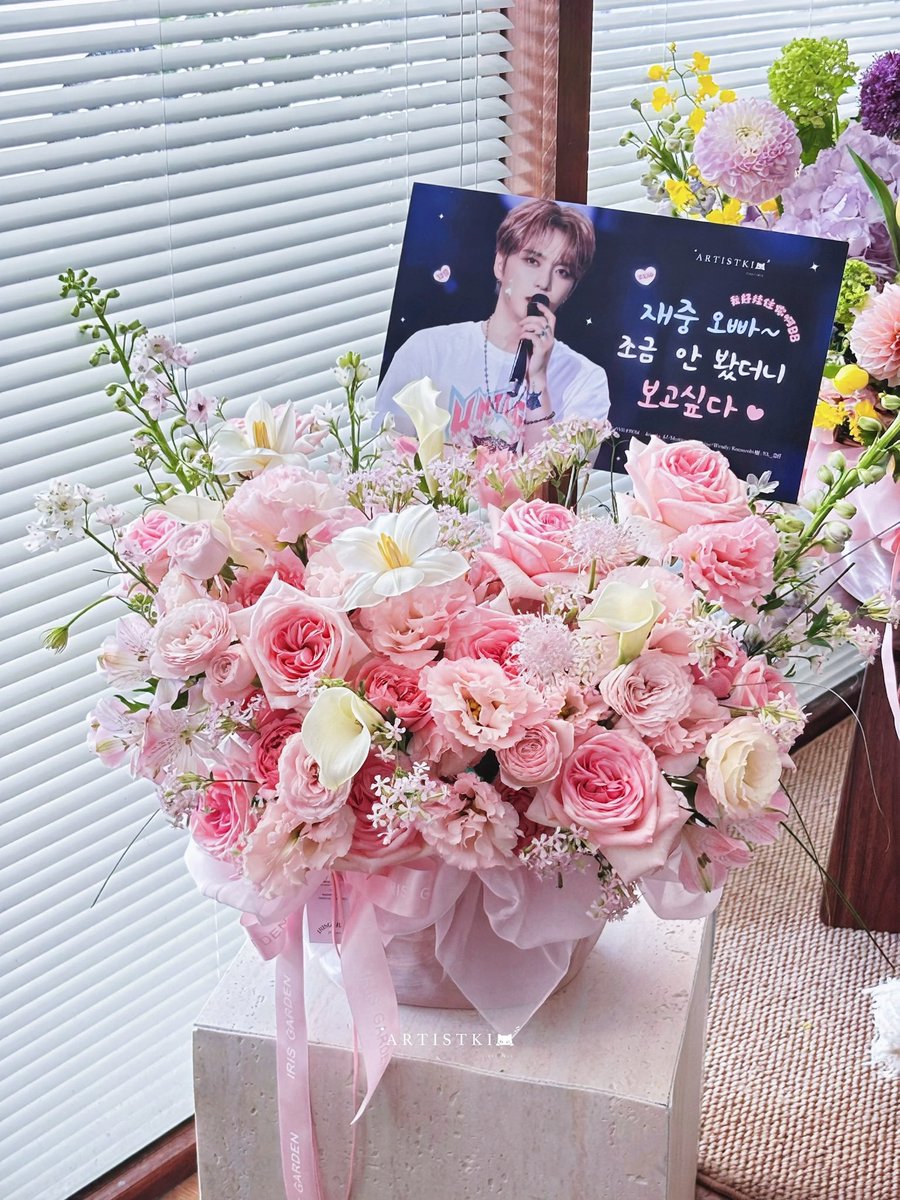 ARTISTKIM0126's tweet photo. 260425

2026 KIM JAE JOONG FANMEETING in GUANGZHOU 

Flowers for JJ ♡

@bornfreeonekiss 🌷

#김재중 #재중 #KIMJAEJOONG
#JAEJOONG #ジェジュン #金在中 https://t.co/90Qwfmq1Vl