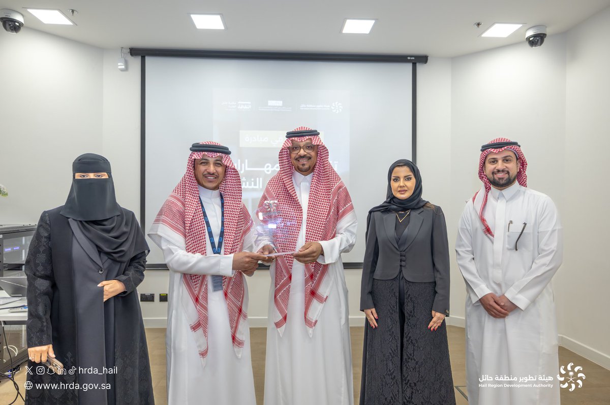 HRDA_HAIL's tweet photo. بحضور الرئيس التنفيذي لـ #هيئة_تطوير_حائل أ.عمر عبدالله آل عبدالجبار، أقامت الهيئة ورشة عمل توعوية"في مجالات العمارة والتصميم" بالتعاون مع هيئة فنون العمارة والتصميم، تستهدف طالبات المرحلة المتوسطة، بمقر بيت الثقافة، كرّم خلالها الرئيس التنفيذي المشاركين والمساهمين في نجاح الورشة.