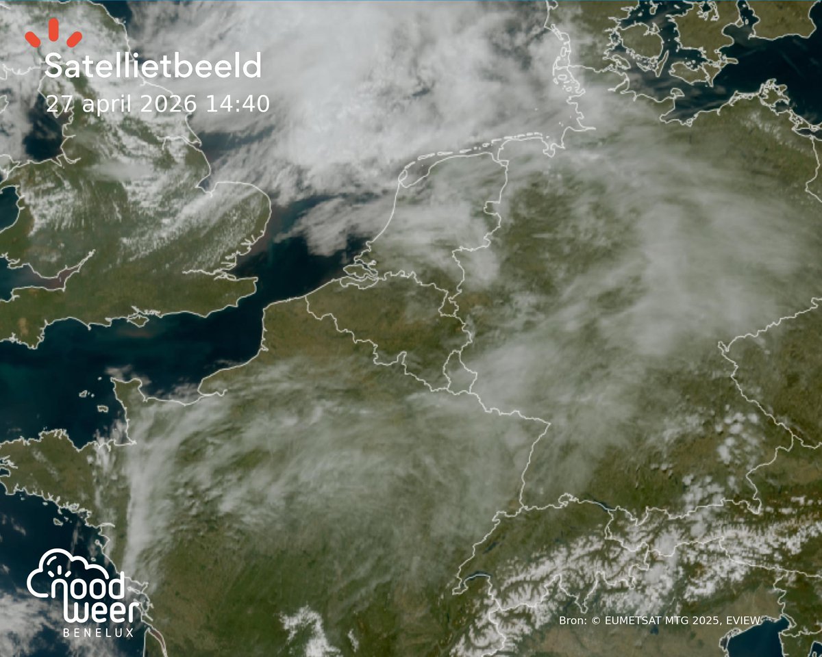 NoodweerBenelux's tweet image. Goedemiddag! Op dit moment hebben we beduidend meer hoge bewolking boven Nederland dan boven België. Daar flink zonnige perioden. Het kwik schommelt tussen 15 en 18°C. Hoe ervaren jullie dit weertype in de lente? #lente #zon