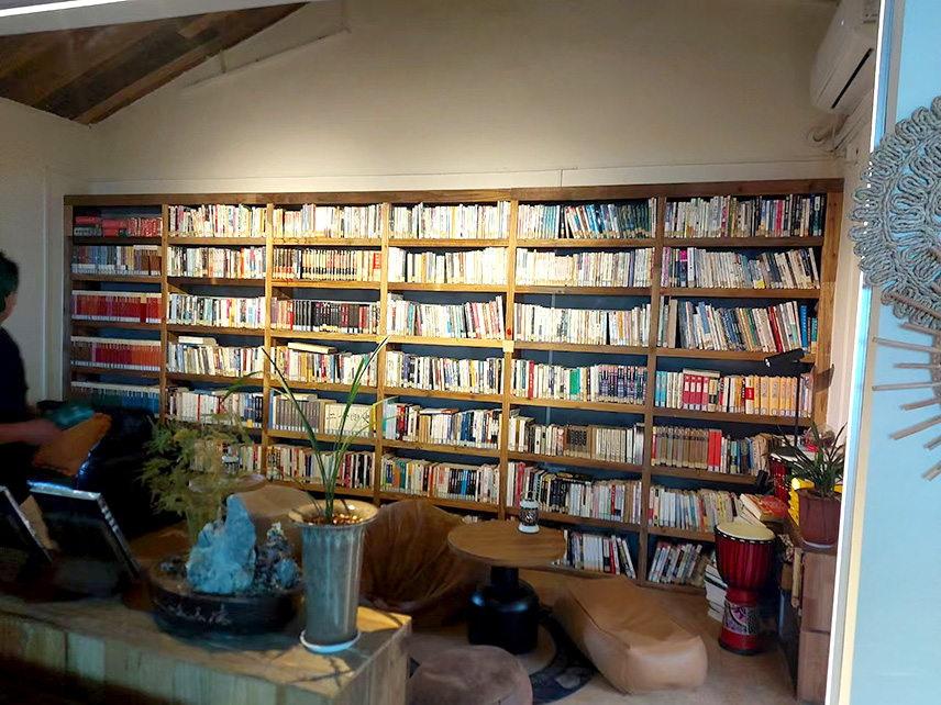 lemooljiang's tweet image. 闹中取静的书站--书门书屋
书店对面就是岳阳楼，岳阳本地最大的招牌啰。位置还不错，也算是闹中取静。我去的时候人不多，也不知经营得如何。感觉整体氛围不错，小巧而精致。
#life #book #store
miao.ilark.io/miaos/@lemoolj…