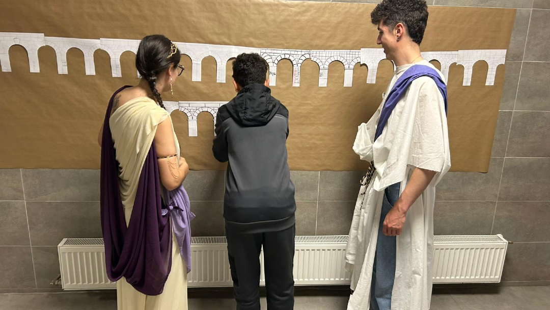 CanalUGR's tweet photo. 🏛️ ¡El legado clásico viaja de Granada a Cuenca! ✨

🎓 El estudiantado de la #UGR participa en la XI Edición Internacional del Día de la Fundación de Roma

🤝 Una jornada de aprendizaje colaborativo y creatividad a través del proyecto #CLADIGE

ℹ️ Info: https://t.co/zy0la0Rnxr https://t.co/sGyBZXRun4