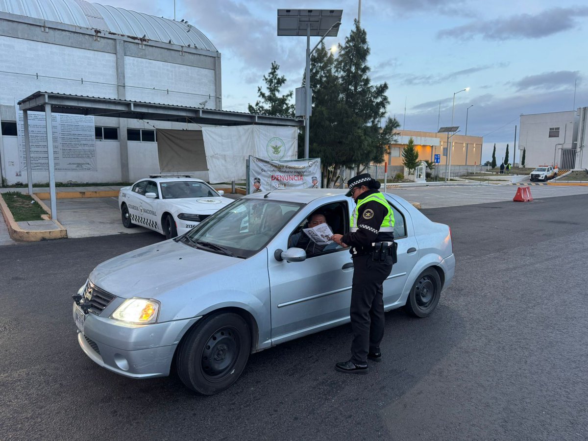 GN_MEXICO_'s tweet image. En #Tlaxcala, integrantes de la #GuardiaNacional distribuyen a los conductores folletos informativos como parte de la Campaña #EnGuardiaContraLaCorrupción. Con estas acciones se fomenta la cultura de la denuncia y se refrenda el compromiso de ¡Cero Corrupción, Cero Impunidad!