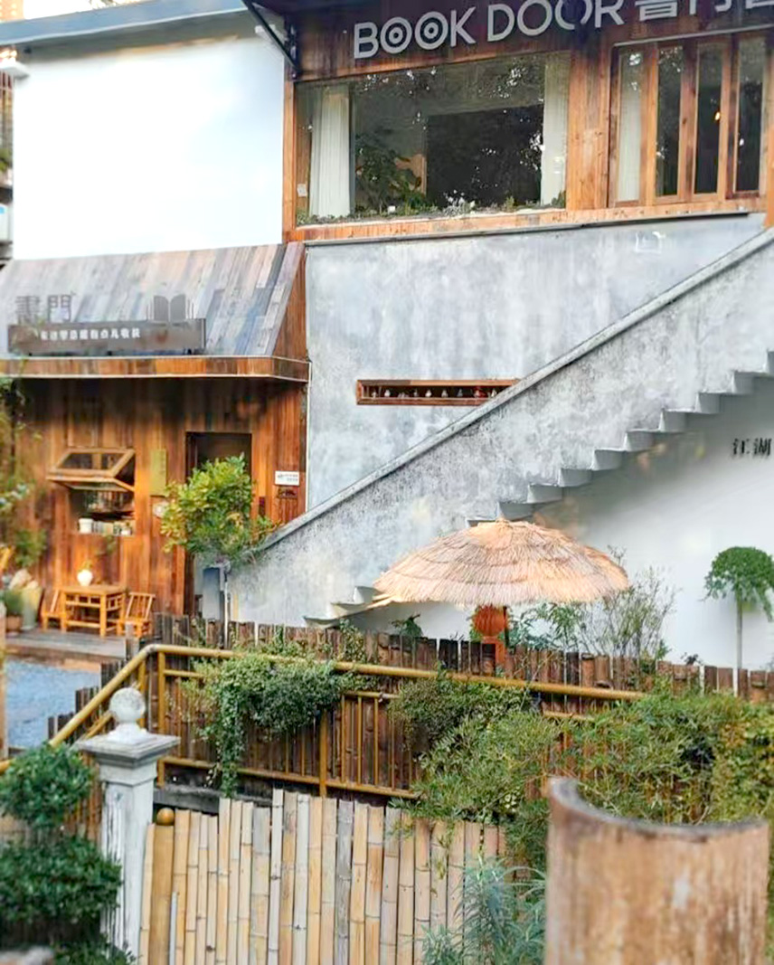 lemooljiang's tweet image. 闹中取静的书站--书门书屋
书店对面就是岳阳楼，岳阳本地最大的招牌啰。位置还不错，也算是闹中取静。我去的时候人不多，也不知经营得如何。感觉整体氛围不错，小巧而精致。
#life #book #store
miao.ilark.io/miaos/@lemoolj…