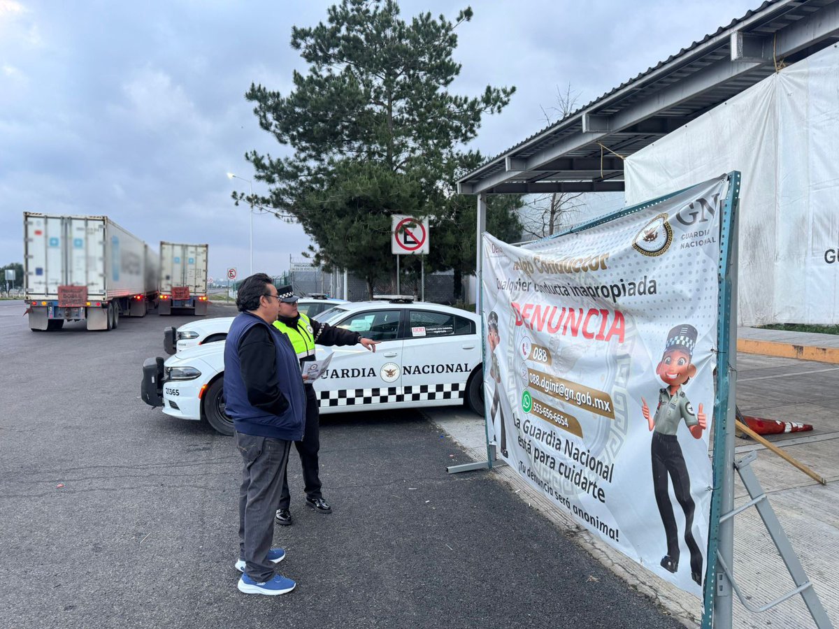 GN_MEXICO_'s tweet image. En #Tlaxcala, integrantes de la #GuardiaNacional distribuyen a los conductores folletos informativos como parte de la Campaña #EnGuardiaContraLaCorrupción. Con estas acciones se fomenta la cultura de la denuncia y se refrenda el compromiso de ¡Cero Corrupción, Cero Impunidad!