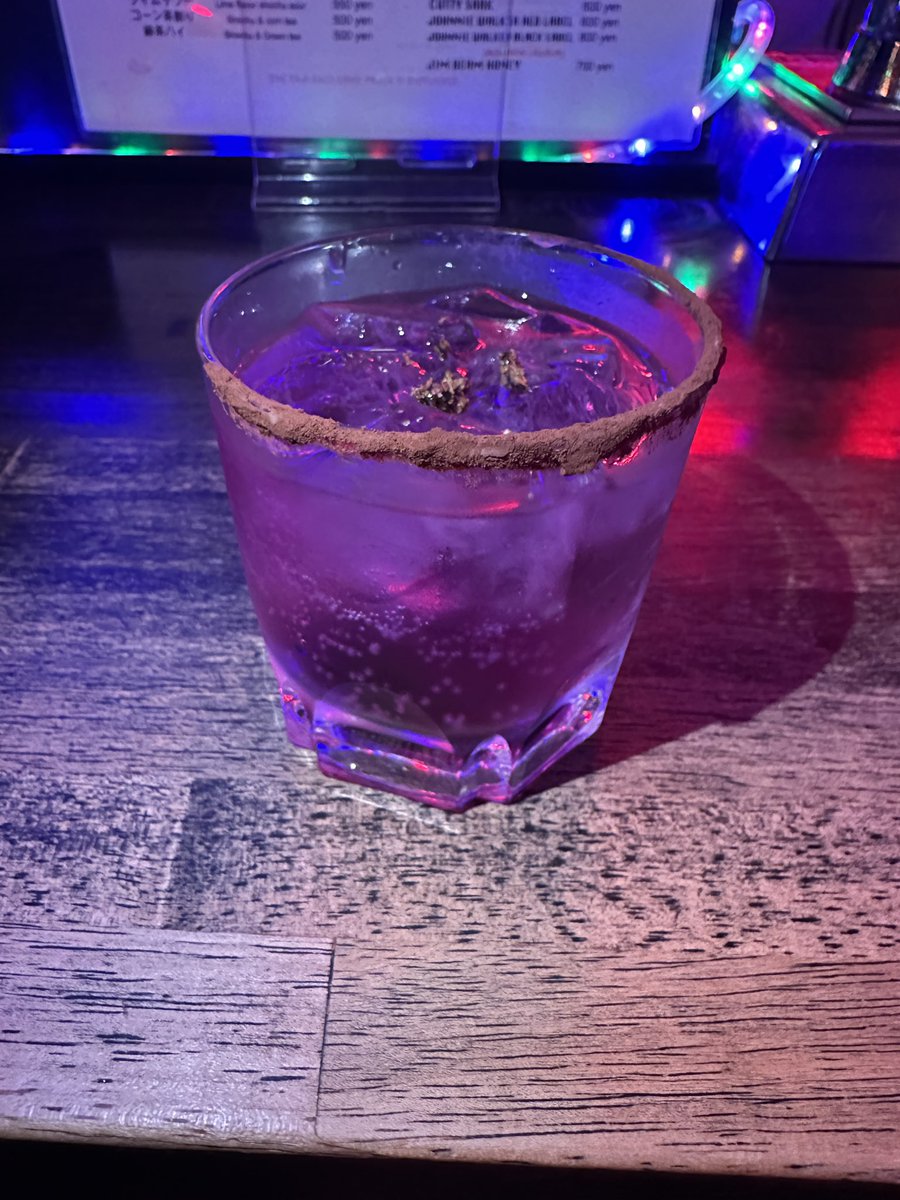Amiliyah_tweet's tweet photo. 昨晩の「Bar 恐ろしの森」
新宿Gravityご来場の皆様、ありがとうございました！

ゲームや、ミニライブ、各メンバーの裏話や普段は行わない撮影会など、盛り沢山✨

そして、披露された新曲のタイトルが、この日決定🔥

今後のshowに期待ですね！

次回Amiliyahは、
6/5(金)新宿アンチノック
お待ちしております！