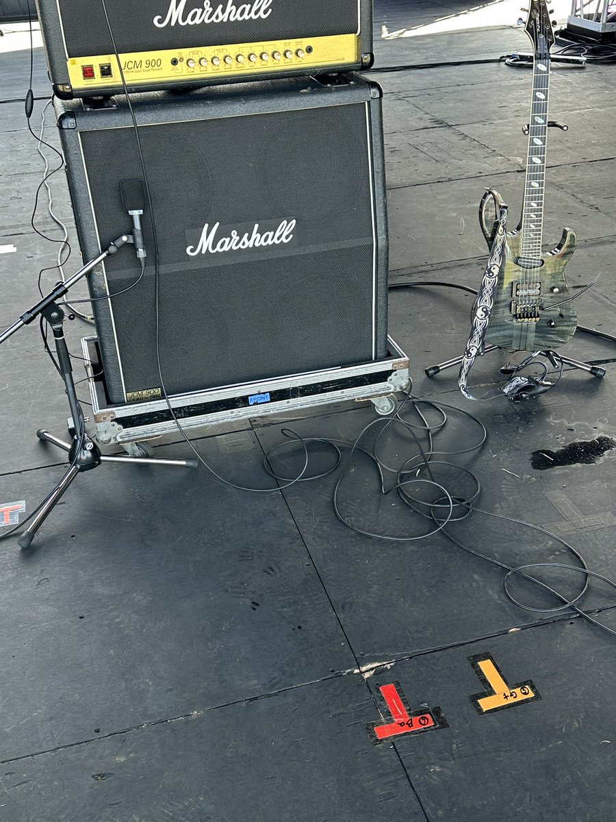 charaguitar666's tweet photo. アラバキ恒例のBGMからスタートして気合いの入り方が格闘技選手。　生きたライブをするってこういうこと

選手村のバンド版みたいな場所凄かったや…笑

ウィンナーなかったのが心残りだけど俺の中のアラビキがあったからいいのだ。
※アラバキです

Thanks🤟🏻

#荒吐　#ARABAKI #仙台ギタリスト https://t.co/SZcGC0P3SG