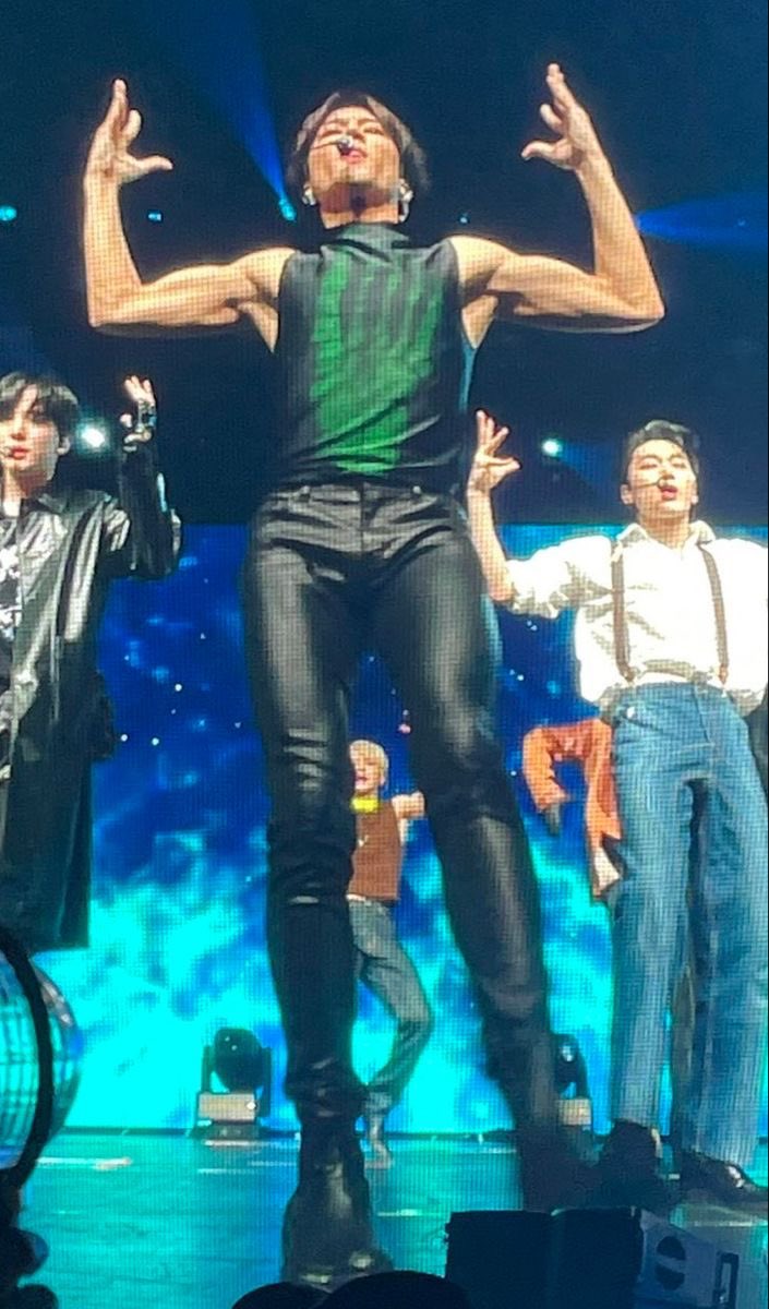 a very beautiful pic to study anatomy every muscle is distinct