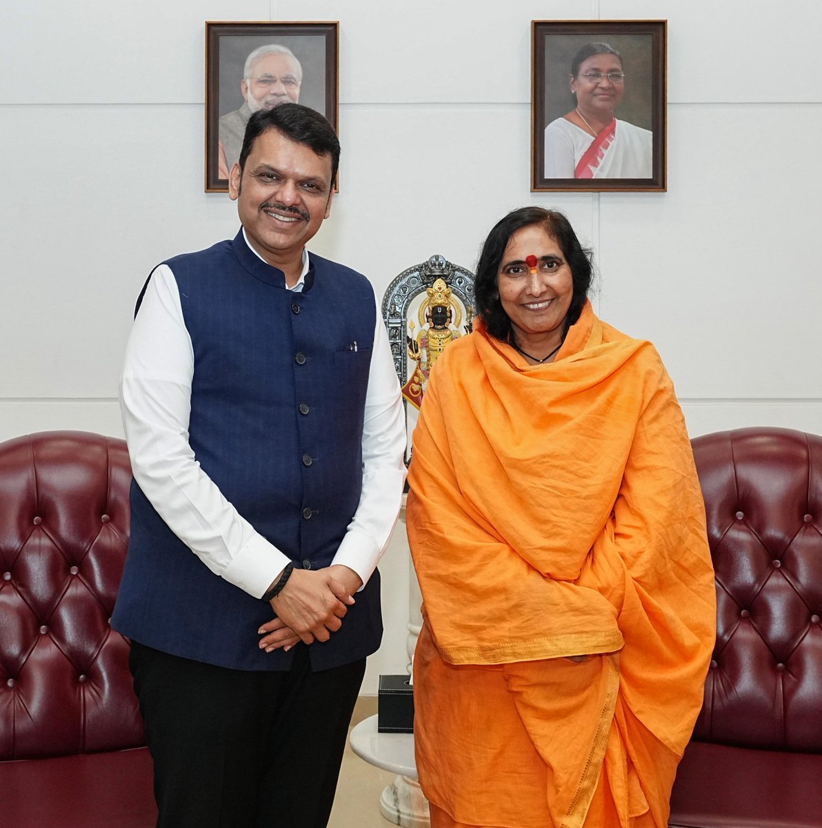 Dev_Fadnavis's tweet image. पद्मभूषण से सम्मानित दीदी माँ पूज्य साध्वी ऋतंभरा जी मुंबई स्थित वर्षा आवास पर पधारीं। इस अवसर पर उनका आत्मीय स्वागत कर उनका पावन आशीर्वाद प्राप्त किया। 
राष्ट्र और धर्म के प्रति उनके अद्वितीय योगदान को कोटि-कोटि प्रणाम। 🙏

@DidiRitambhara
#Maharashtra #Mumbai