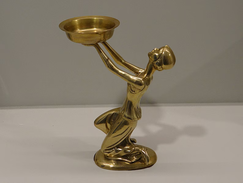 marieartcollec1's tweet image. Stunning Art Deco bronze statue!
Kneeling woman gracefully offering a tray, 1920s-1930s vintage sculpture.
11.6" tall – pure elegance!  marieartcollection.etsy.com/listing/175923…
#ArtDeco #BronzeSculpture #VintageArt #ArtNouveau #AntiqueDecor #HomeDecor