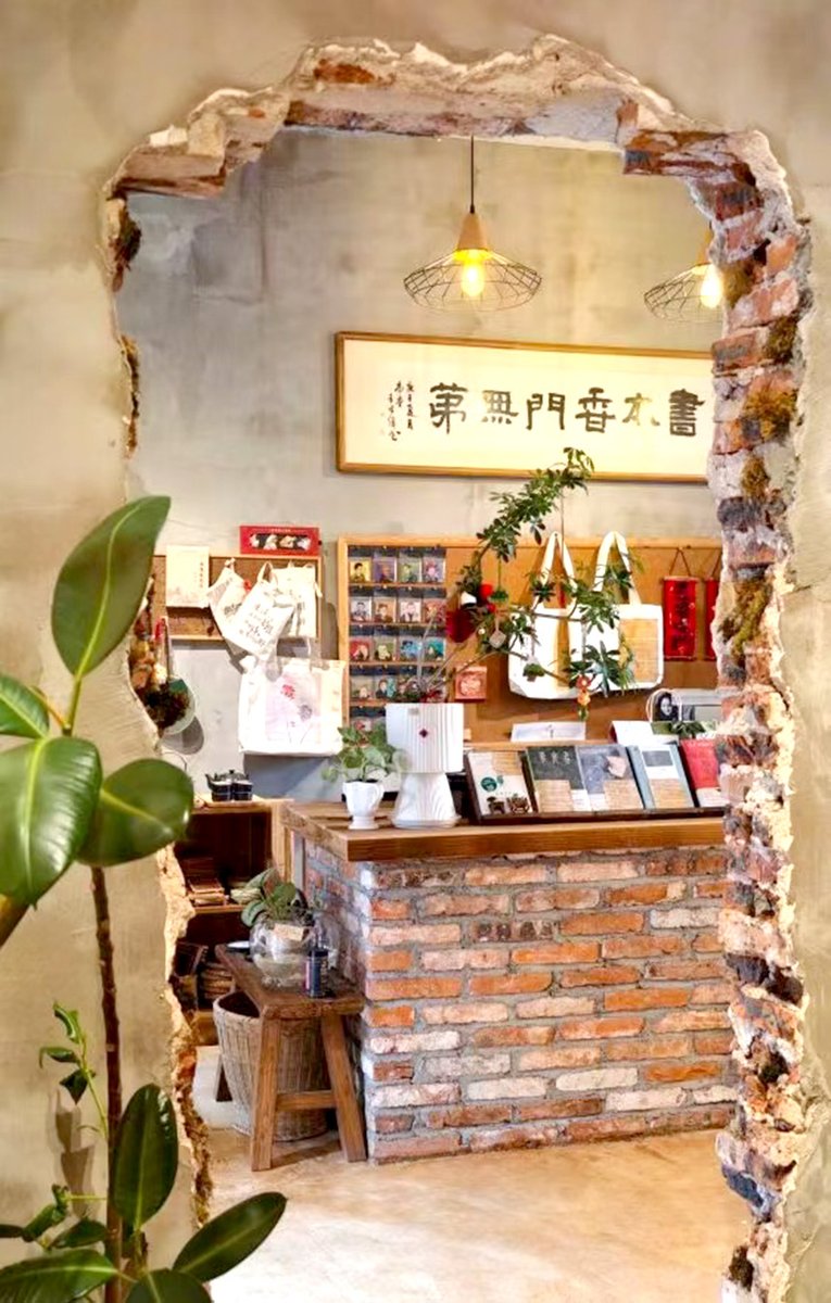 lemooljiang's tweet image. 闹中取静的书站--书门书屋
书店对面就是岳阳楼，岳阳本地最大的招牌啰。位置还不错，也算是闹中取静。我去的时候人不多，也不知经营得如何。感觉整体氛围不错，小巧而精致。
#life #book #store
miao.ilark.io/miaos/@lemoolj…