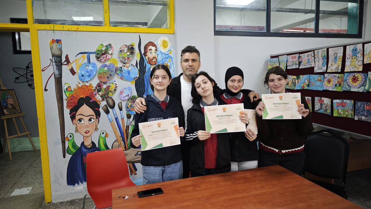 MemSurmene's tweet photo. Milli Eğitim Bakanlığı tarafından yürütülen “#YEŞİLVATAN Benim Okulum Geleceğe Çare” projesi kapsamında düzenlenen İklim Münazaraları İl Finali’nde,  Ayşe Kırali Ortaokulumuz il birincisi olarak önemli bir başarı elde etti. @Trabzon_MEM @hasan_uygun91 https://t.co/WdssCf3Pbj