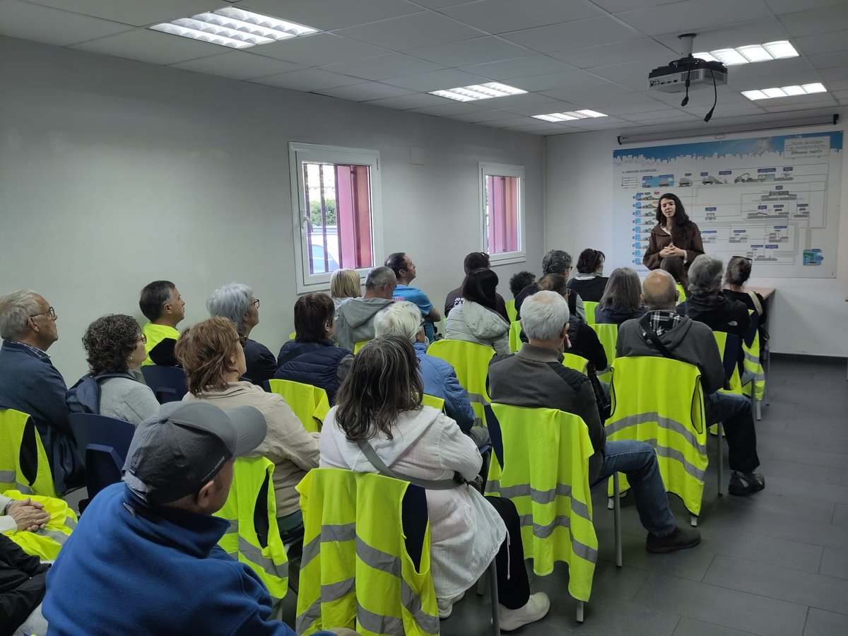 vic_mediambient's tweet photo. 🌀Dissabte vam fer la visita educativa a planta de triatge de multiproducte d'Osona inclosa a oferta @CCivicsVic 

👋Assistents vam poder veure selecció i tractament d'envasos lleugers🧃reflexionant la realitat, problemàtica/oportunitat de reduir i conscienciar sobre residus🗑️♻️ https://t.co/cBCZwoCxo5