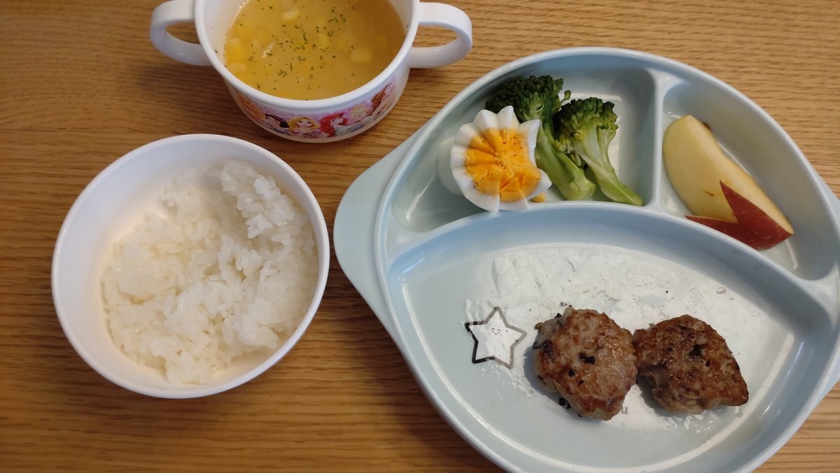 ManaTsukishiro's tweet photo. 豆腐ハンバーグorピーマン肉詰め、煮抜き、コンソメスープ、ブロッコリー、リンゴ
ピーマン足りなかったので、一部はナス巻きにした
月の光が2階の窓から差し込んできてて感動した✨️住んで結構経つのに知らなかった〜昼間の明かり取りにしか思ってなかったから
#おうちごはん
#menew https://t.co/zL83QSwLt1