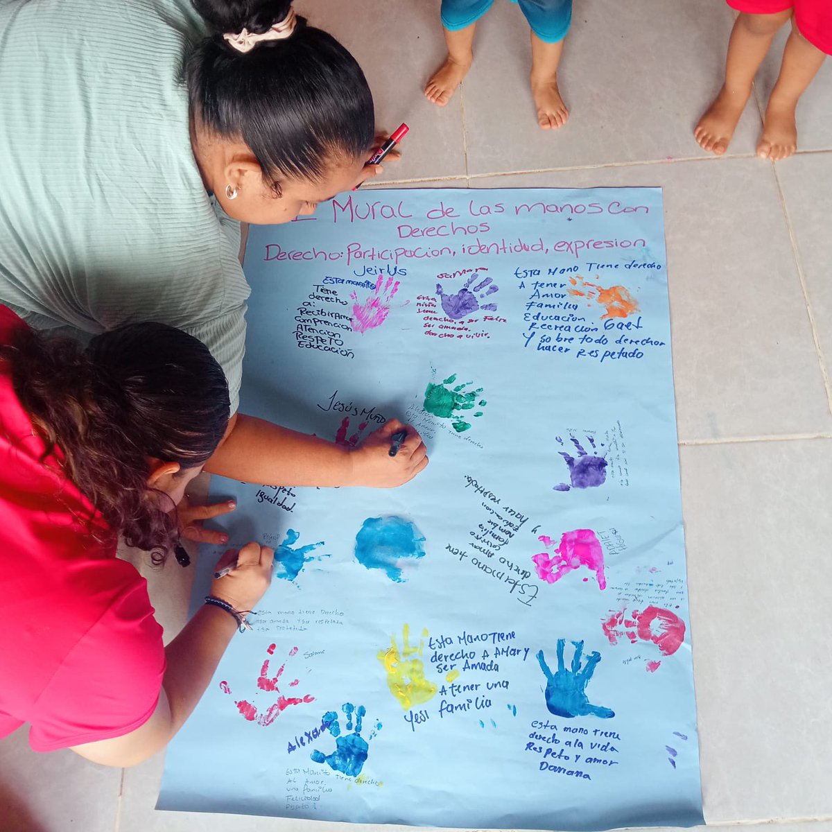 Urragenerador's tweet photo. 💭 😶‍🌫️ Manitas creadoras que dibujan sueños 📝

🧒 En Frasquillo – Tierralta, acompañamos a un grupo de menores vecinos de la central hidroeléctrica

🎗️Conmemoramos con ellos el Día del Niño, a través de un taller lúdico sobre el Derecho de los Niños y Niñas, donde plasmaron 
cómo se reconocen a la luz de sus derechos

🧑‍🧑‍🧒‍🧒 Cuidamos a nuestros niños y niñas porque crecer en derecho es crecer con futuro.