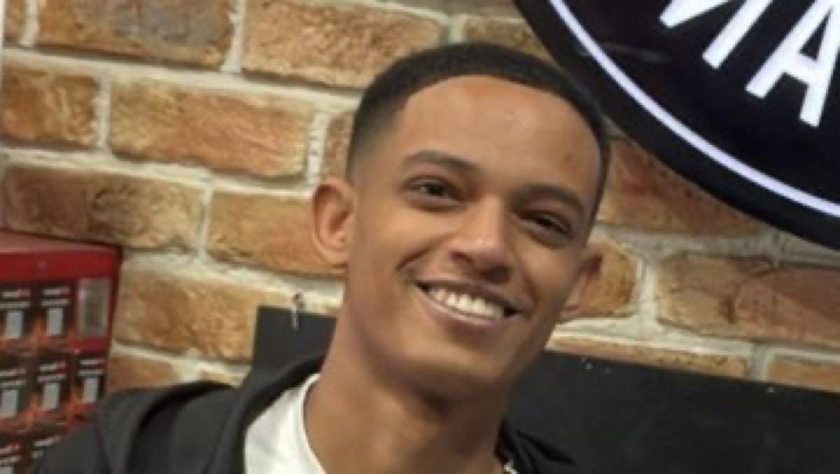 Do episódio “Israel não é um estado racista”

O jovem Yemanu Binyamin de 21 anos foi morto por jovens brancos, ele foi esfaqueado até a morte no dia 25 de abril. Seis adolescentes israelenses foram responsáveis pelo crime. 

Israel é o suprassumo do racismo.