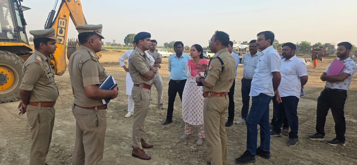 sambhalpolice's tweet image. #SPSambhal @Krishan_IPS के निर्देशन में #ASPSouth श्री मनोज कुमार रावत  द्वारा #CO बहजोई डा0 प्रदीप कुमार सिंह के साथ गंगा एक्सप्रेसवे के उद्घाटन कार्यक्रम के पूर्व कार्यक्रम स्थल का भ्रमण कर तैयारियों का जायज़ा लिया गया, सर्व संबंधित को दिशा निर्देश दिए  #UPPolice