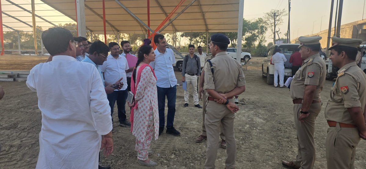 sambhalpolice's tweet image. #SPSambhal @Krishan_IPS के निर्देशन में #ASPSouth श्री मनोज कुमार रावत  द्वारा #CO बहजोई डा0 प्रदीप कुमार सिंह के साथ गंगा एक्सप्रेसवे के उद्घाटन कार्यक्रम के पूर्व कार्यक्रम स्थल का भ्रमण कर तैयारियों का जायज़ा लिया गया, सर्व संबंधित को दिशा निर्देश दिए  #UPPolice