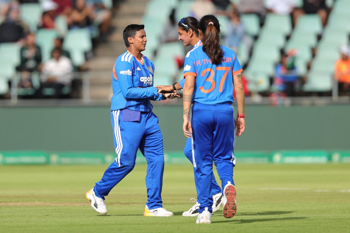 BCCIWomen's tweet image. Making an impact and HOW 👊

Wicket no.2⃣ for Deepti Sharma 😎

She keeps South Africa in check ✅

Updates ▶️ bit.ly/SAWvINDW-5thT2… 

#TeamIndia | #SAvIND