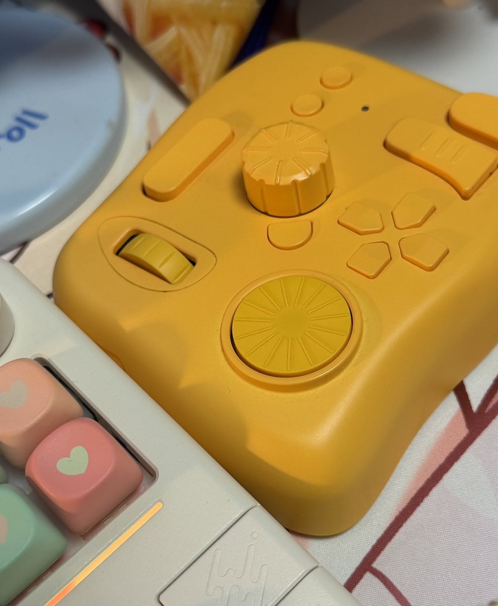 日本のサイトで買ったイエローのTourBox、購入してから2年くらい経つけど、今日初めてBluetoothを使った。