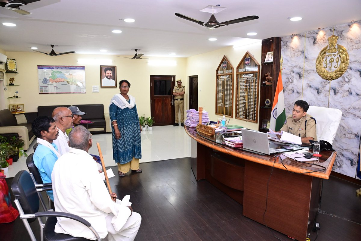 adilabad_sp's tweet image. People First Policing 🤝 SP Akhil Mahajan IPS held Grievances Day in Adilabad, received 36 complaints &amp;amp; issued on-spot directions for quick resolution. Urged respectful policing. Share info on illegal acts via WhatsApp 📱8712659973 (confidential). #AdilabadPolice #PeopleFirst