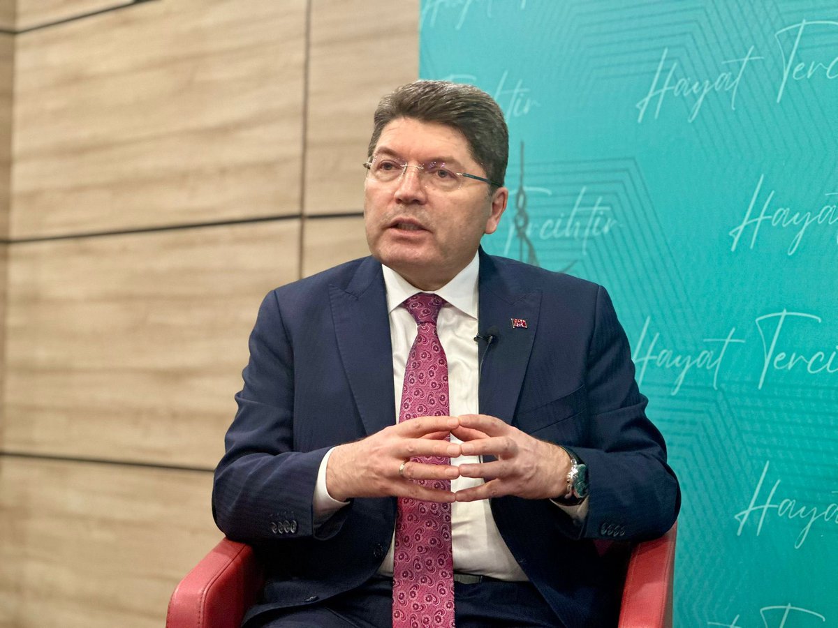 yilmaztunc's tweet photo. 📍İstanbul Üsküdar Üniversitesi 

Üsküdar Üniversitesi Ombudsmanlık Kulübü’nün düzenlediği “Adalet, Demokrasi ve İnsan Hakları” söyleşisinde gençlerimizle bir araya geldik.

Fikirleri, soruları ve yüksek farkındalıklarıyla zenginleşen bu verimli buluşmada; adaletin toplumsal düzenin temeli, demokrasinin milli iradenin en güçlü ifadesi ve insan haklarının insan onurunun vazgeçilmez güvencesi olduğunu bir kez daha vurguladık.

Gençlerimizin ortaya koyduğu bilinç, hassasiyet ve sorgulayıcı yaklaşım, güçlü bir geleceğin en önemli teminatıdır. İnanan, düşünen ve sorumluluk alan bir gençlik; daha adil, daha özgür ve daha müreffeh bir Türkiye’nin inşasında en büyük gücümüz olacaktır.

Bu anlamlı buluşmaya katkı sunan herkese teşekkür ediyor, gençlerimize başarılarla dolu bir gelecek diliyorum.
