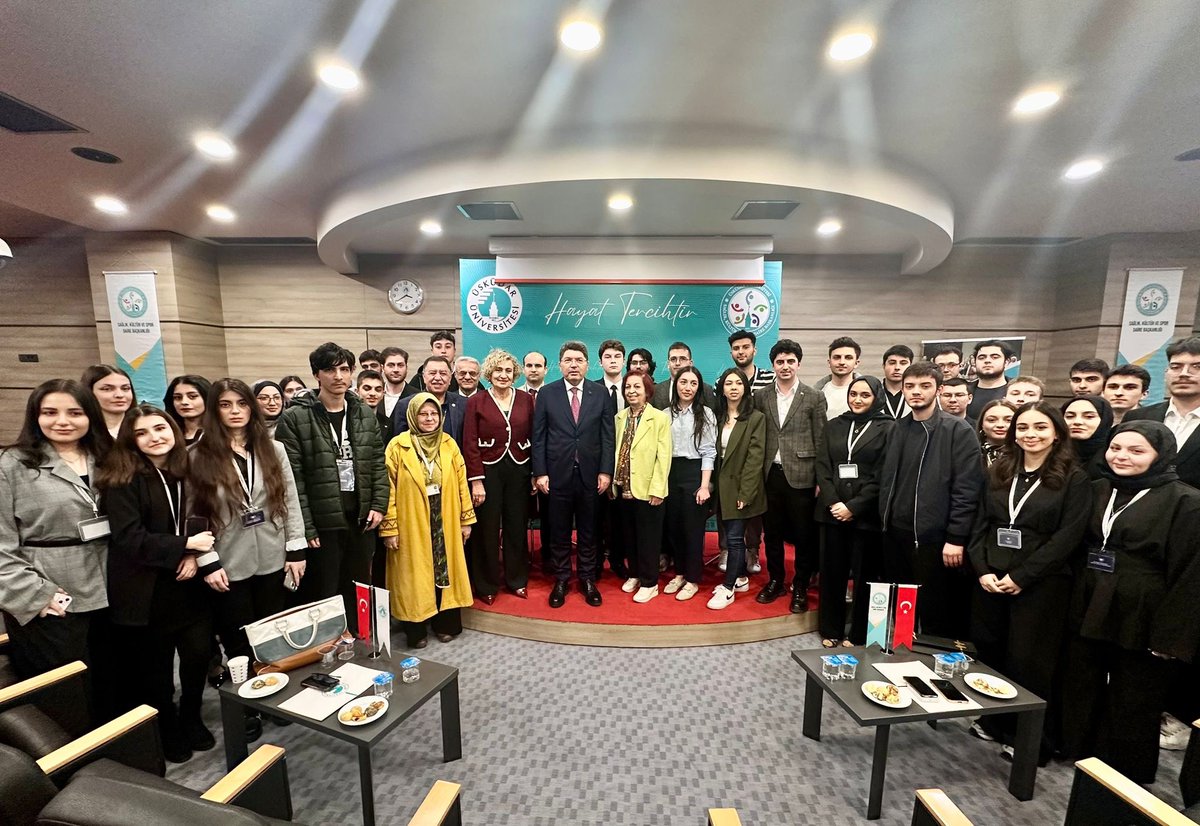 yilmaztunc's tweet photo. 📍İstanbul Üsküdar Üniversitesi 

Üsküdar Üniversitesi Ombudsmanlık Kulübü’nün düzenlediği “Adalet, Demokrasi ve İnsan Hakları” söyleşisinde gençlerimizle bir araya geldik.

Fikirleri, soruları ve yüksek farkındalıklarıyla zenginleşen bu verimli buluşmada; adaletin toplumsal düzenin temeli, demokrasinin milli iradenin en güçlü ifadesi ve insan haklarının insan onurunun vazgeçilmez güvencesi olduğunu bir kez daha vurguladık.

Gençlerimizin ortaya koyduğu bilinç, hassasiyet ve sorgulayıcı yaklaşım, güçlü bir geleceğin en önemli teminatıdır. İnanan, düşünen ve sorumluluk alan bir gençlik; daha adil, daha özgür ve daha müreffeh bir Türkiye’nin inşasında en büyük gücümüz olacaktır.

Bu anlamlı buluşmaya katkı sunan herkese teşekkür ediyor, gençlerimize başarılarla dolu bir gelecek diliyorum.