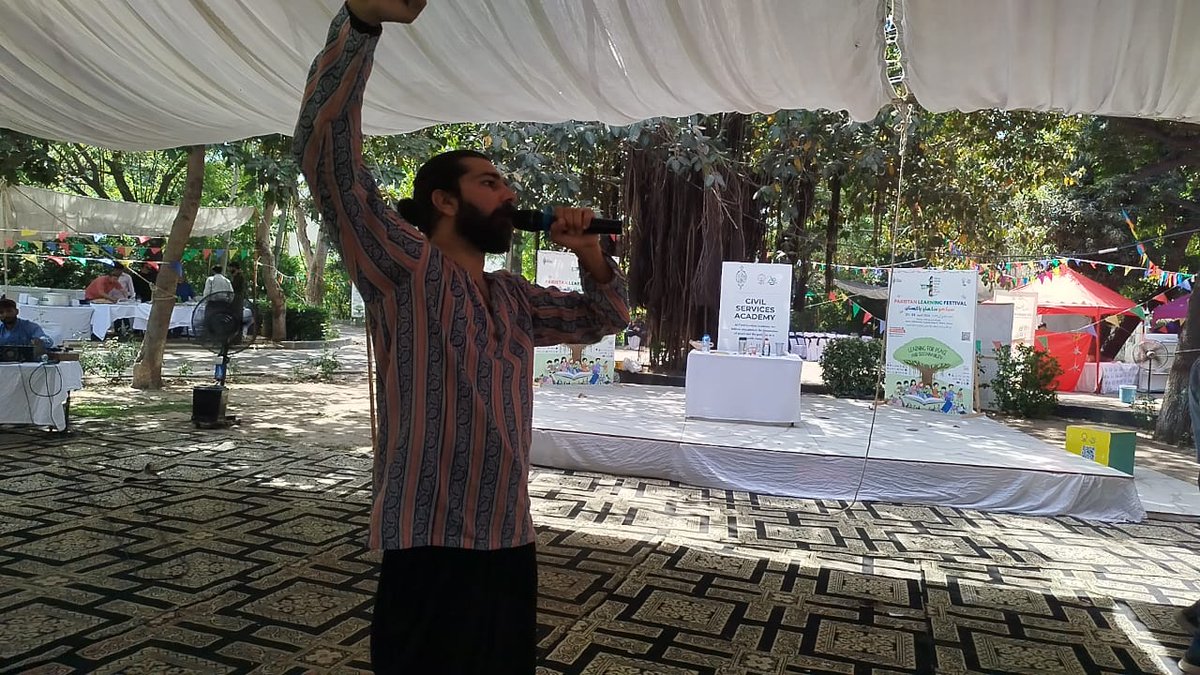 deepnowofficial's tweet image. Day 2 @plf_pak another day another story. The interesting part of the session was, I had a chance to tell the story students of @deaf.reach and an instructor helped me to tell the story through sign language. 

DM for booking and collabs.

Images courtesy PLF team.

#stories