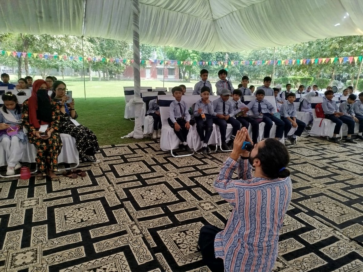 deepnowofficial's tweet image. Day 2 @plf_pak another day another story. The interesting part of the session was, I had a chance to tell the story students of @deaf.reach and an instructor helped me to tell the story through sign language. 

DM for booking and collabs.

Images courtesy PLF team.

#stories