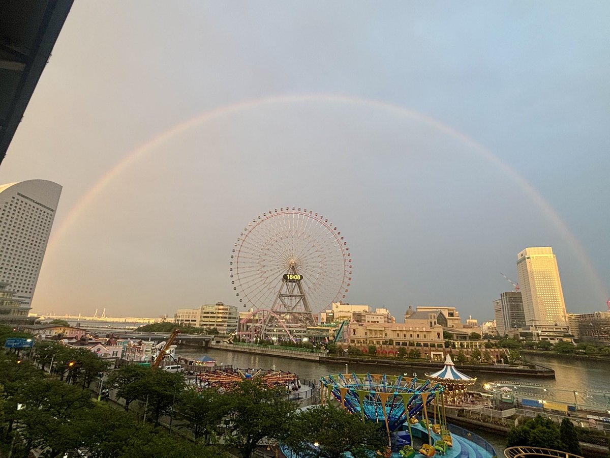 こんなん奇跡としか言いようがないじゃん
降っていた雨が、配信の直前に止んで
🌈虹までかかるなんて
神様も21周年を祝福してくれてるんだよ😭
#東方神起　#REDOCEAN 
#祝デビュー21周年